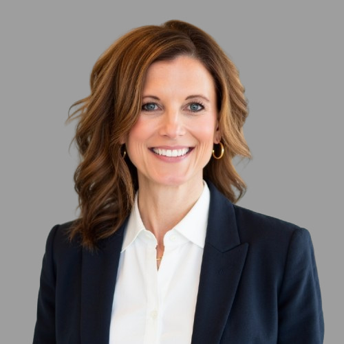 Evelyn in business clothes